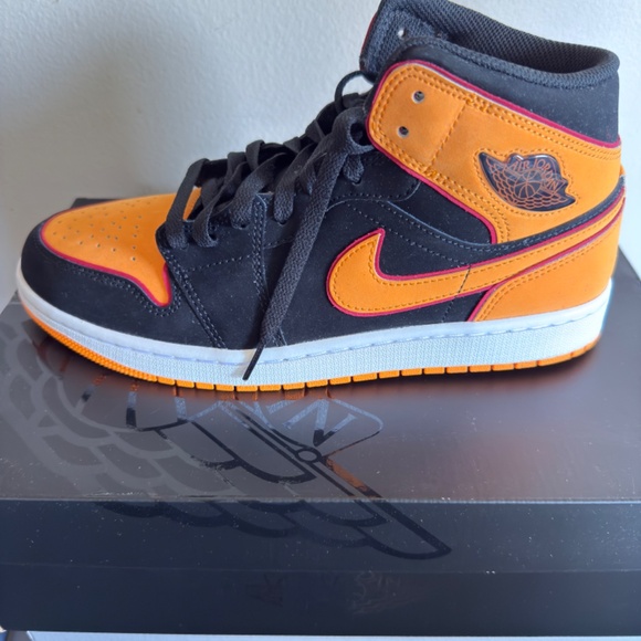 Air Jordan 1 MID SE - Picture 1 of 5